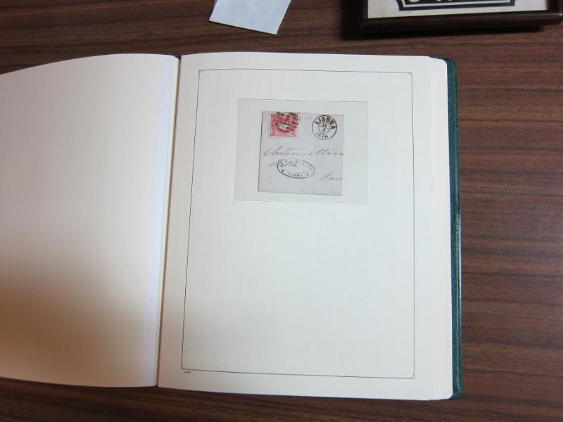 0013 (47).JPG -     Lote:    13      Marcofilia      Lotes Especiais       Descrição:      Portugal.   Colecção especializada em dois álbuns com estudo especializado das marcas de suplo círculo e circulares de Lisboa, com selos de diversas emissões e cartas. Lote a ver.        Lote       Valor Base:     &euro; 1.500,00     Valor Venda:     Retirado     